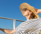 una mujer viajando en ferry de Ibiza a Formentera