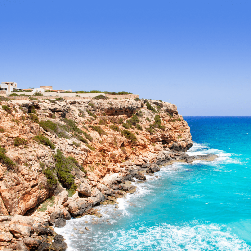 Cala en Baster en Formentera un lugar para visitar una vez llega con el ferry de Ibiza