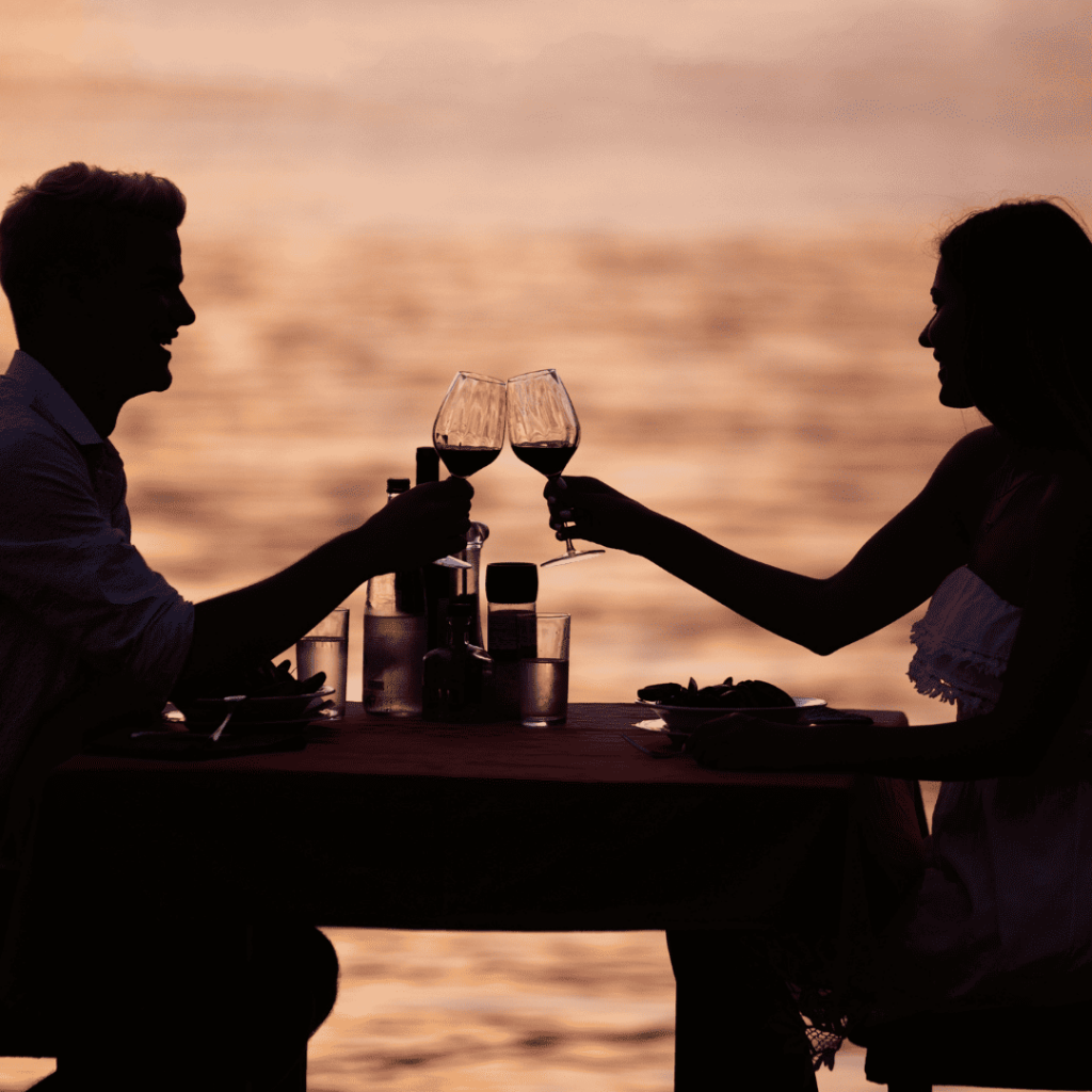 una pareja cenando en un chiringuito en Formentera