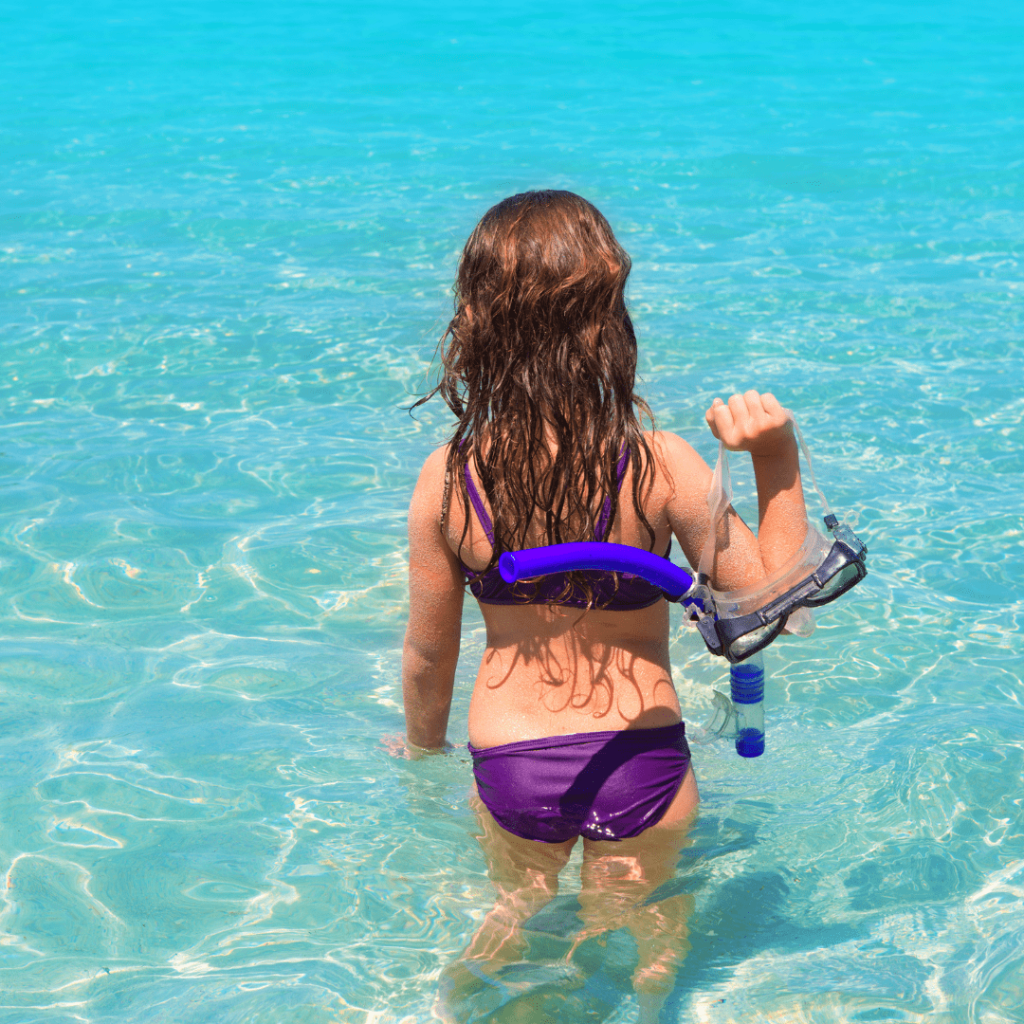 niña bañandose en la playa de formentera