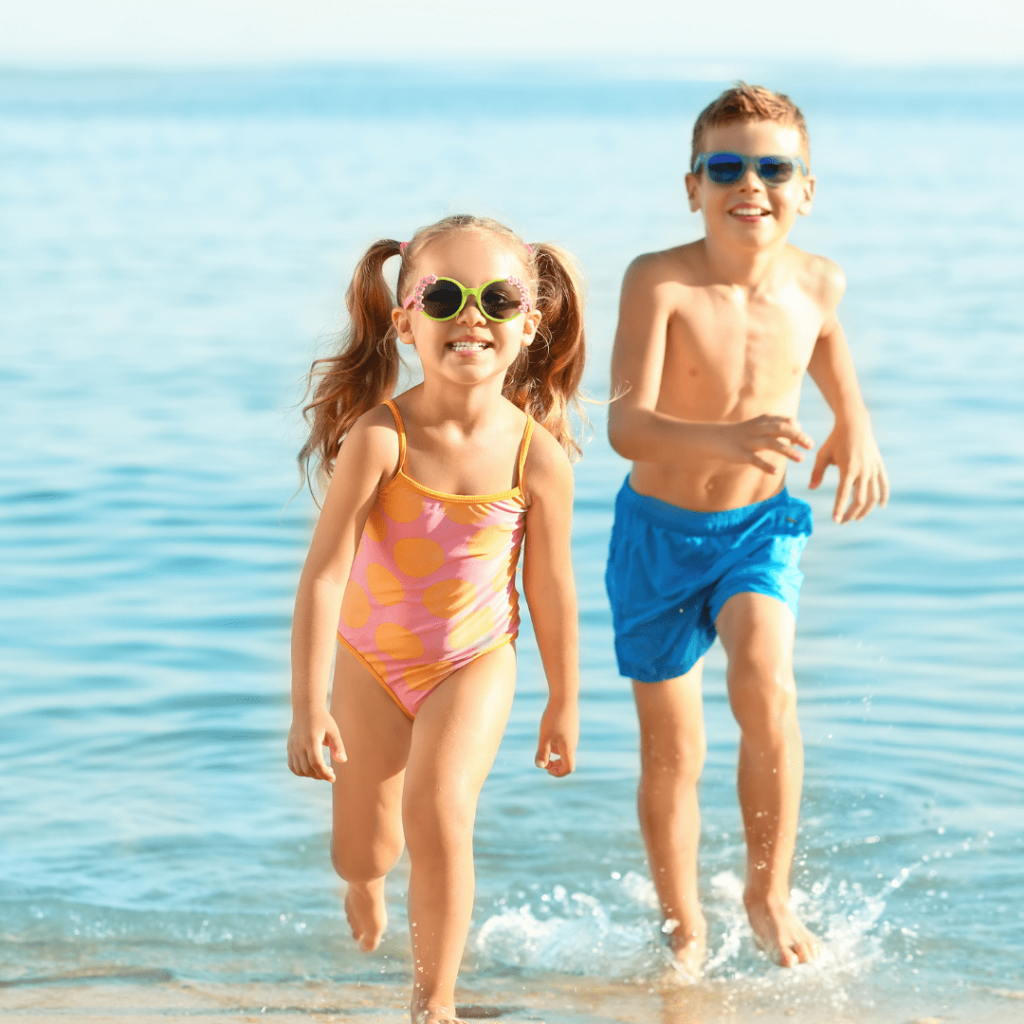 Niños de vacaciones en la playa oferta en Semana Santa