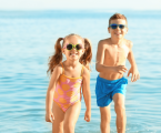 Niños de vacaciones en la playa oferta en Semana Santa