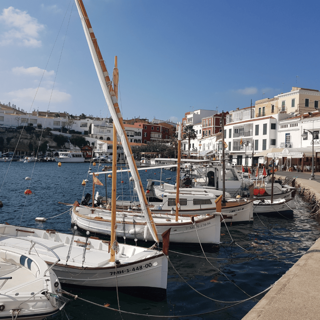Vistas del pueblo pesquero de Menorca