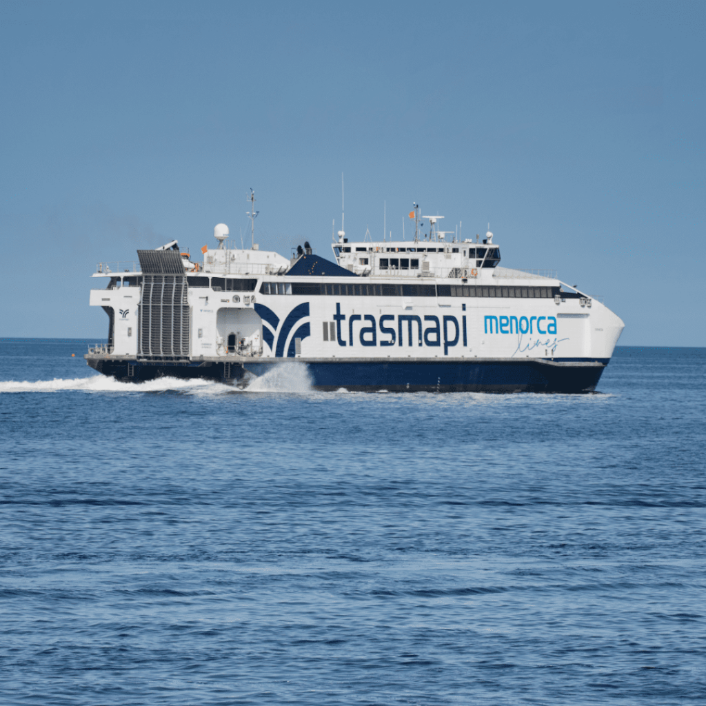 Ferry viajando desde el puerto de Ibiza a Formentera en aguas cristalinas del Mediterráneo, con pasajeros disfrutando del paisaje durante una travesía tranquila